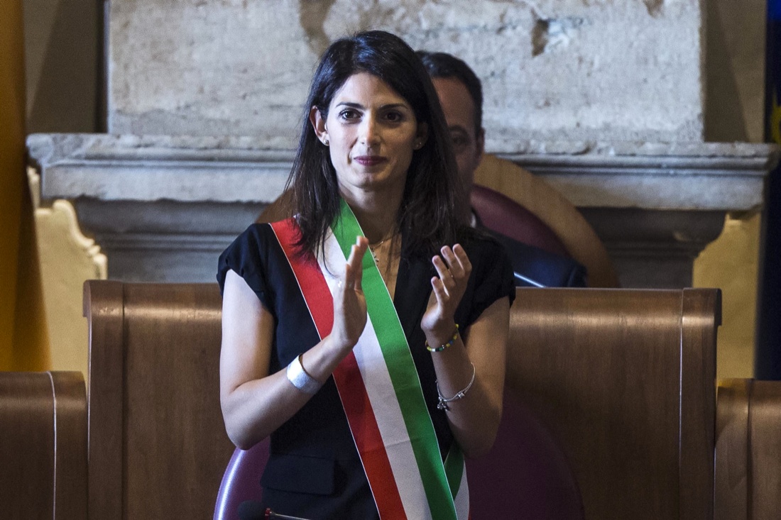 Virginia Raggi al lavoro, ma senza fretta Virginia Raggi al lavoro, ma senza fretta