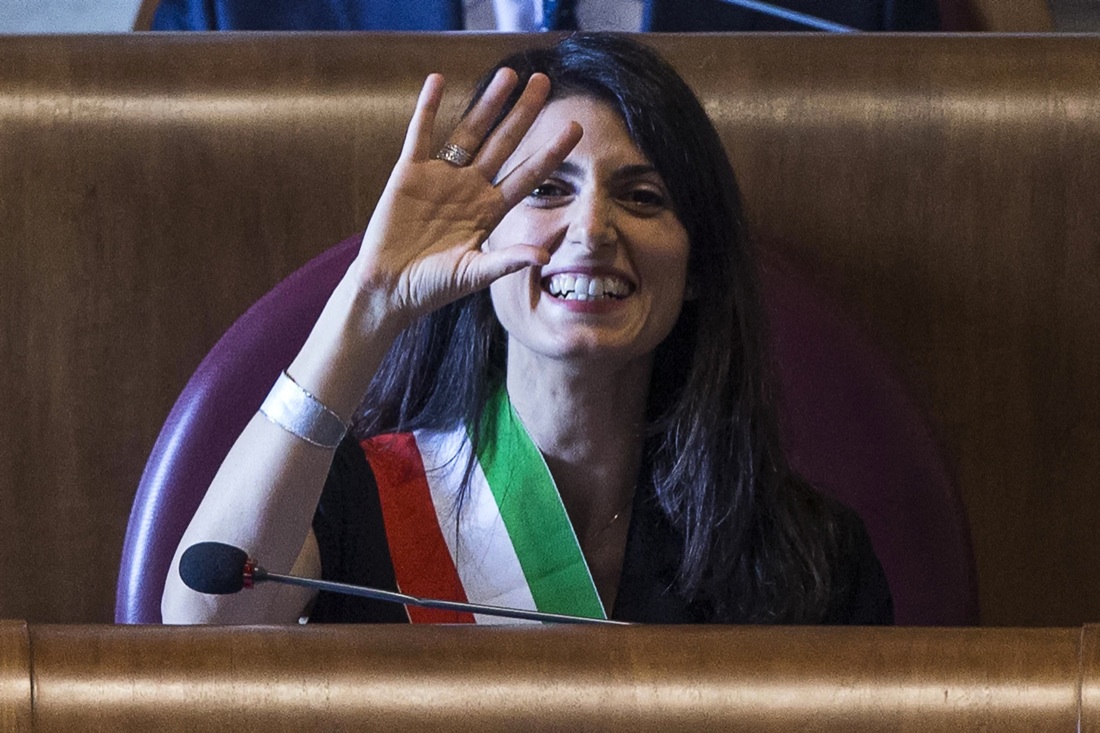 Virginia Raggi al lavoro, ma senza fretta Virginia Raggi al lavoro, ma senza fretta