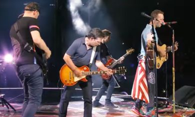 Coldplay e Michael J. Fox suonano Johnny B. Goode