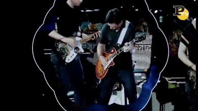 Michael J. Fox suona sul palco coi Coldplay