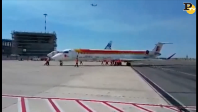 Fiumicino: aereo Iberia spinto a mano in pista | video