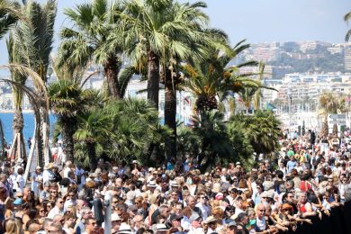Nizza: minuto di silenzio. Applausi della gente |video