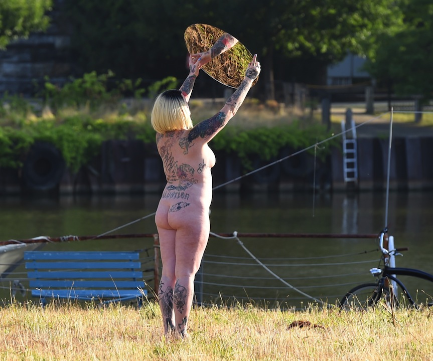 Galleria foto 'Cento donne nude contro Trump: l’installazione di Tunick a Cleveland' - foto 6