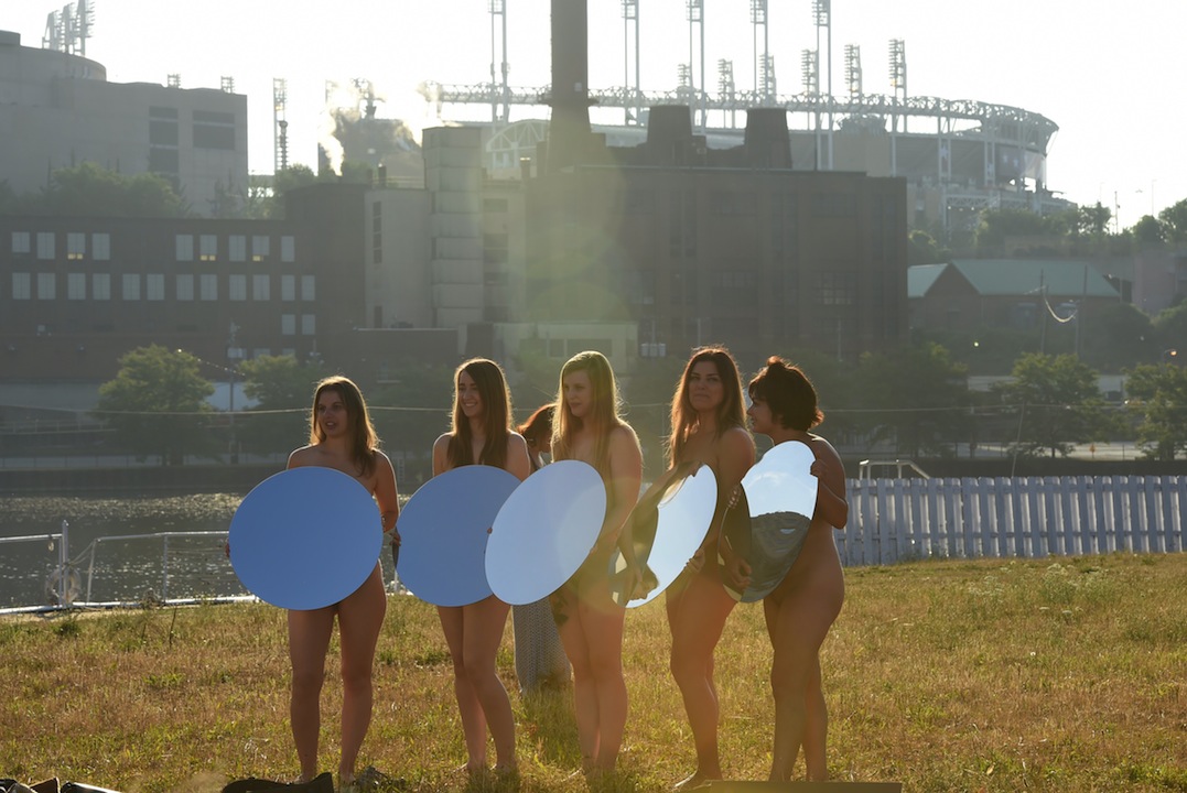 Galleria foto 'Cento donne nude contro Trump: l’installazione di Tunick a Cleveland' - foto 7