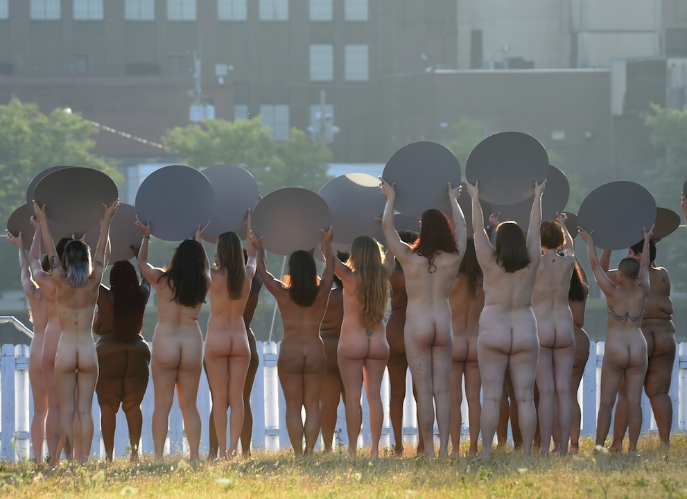 Galleria foto 'Cento donne nude contro Trump: l’installazione di Tunick a Cleveland' - foto 1
