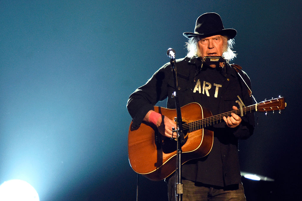 Neil Young, Earth: un live straordinario con orsi, galline e clacson