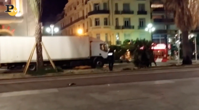 Nizza: Polizia uccide il terrorista sul camion | video