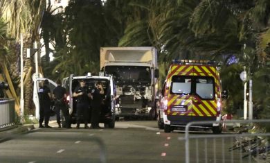 Nizza: il video del camion tra la folla. 84 morti | video