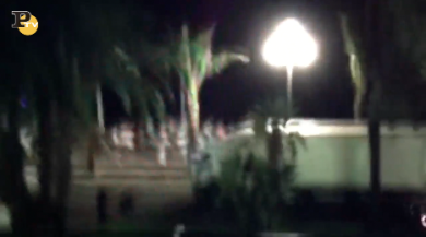 Nizza: camion travolge la gente sulla Promenade des Anglais | video
