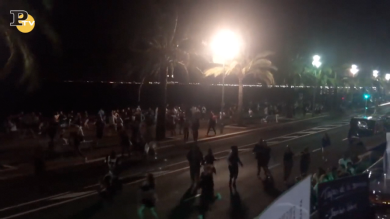 Nizza: attentato. Camion sulla folla e spari. 70 morti | video