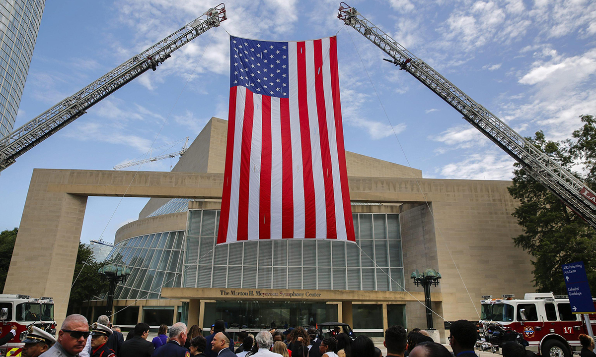 Dallas, cerimonia interreligiosa per i 5 agenti uccisi – Foto