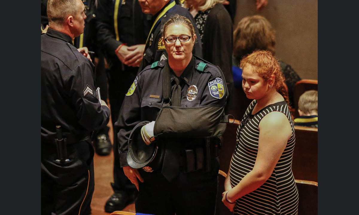 Dallas, cerimonia interreligiosa per i 5 agenti uccisi – Foto