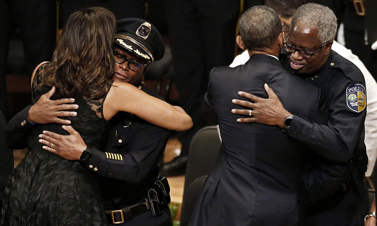 Dallas, cerimonia interreligiosa per i 5 agenti uccisi – Foto