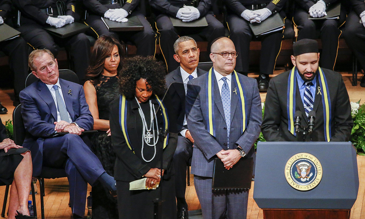 Dallas, cerimonia interreligiosa per i 5 agenti uccisi – Foto