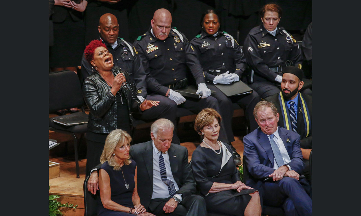 Dallas, cerimonia interreligiosa per i 5 agenti uccisi – Foto