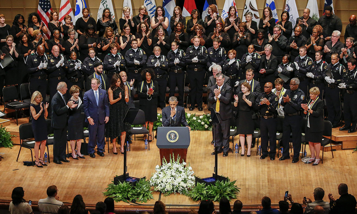 Dallas, cerimonia interreligiosa per i 5 agenti uccisi – Foto