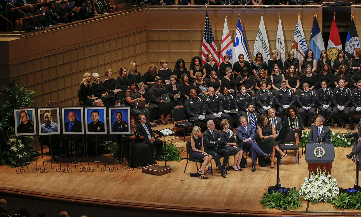 Dallas, cerimonia interreligiosa per i 5 agenti uccisi – Foto