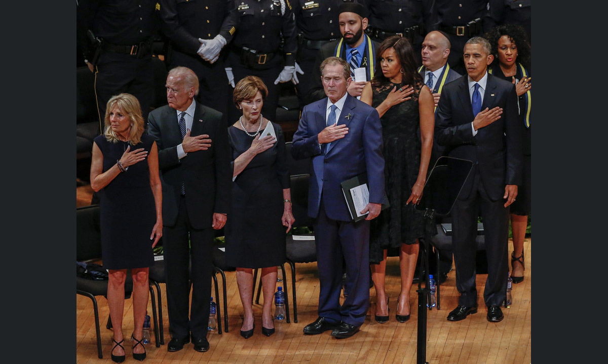 Dallas, cerimonia interreligiosa per i 5 agenti uccisi – Foto