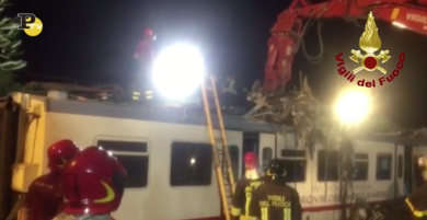 Scontro tra treni in Puglia: Vigili del Fuoco al lavoro tutta la notte – Video