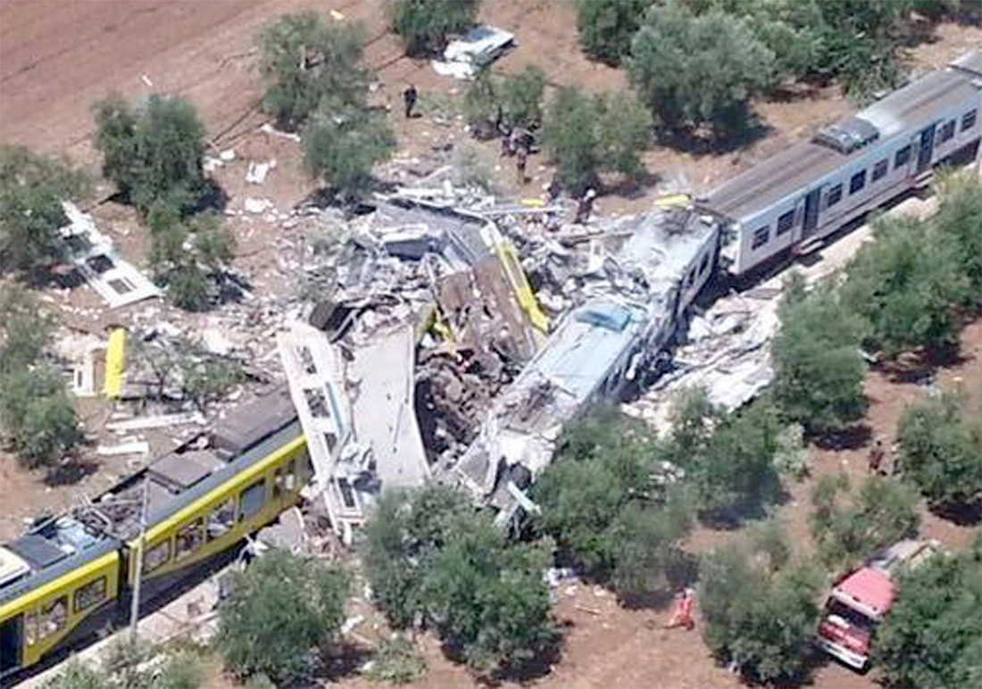 Andria. Scontro frontale tra treni: è strage | video Andria. Scontro frontale tra treni: è strage | video