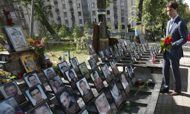 Justin Trudeau a Kiev: fiori per le vittime di Maidan