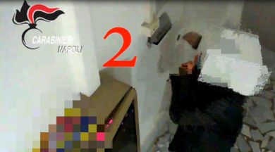 Furbetti del cartellino nel napoletano: uno timbrava con una scatola in testa