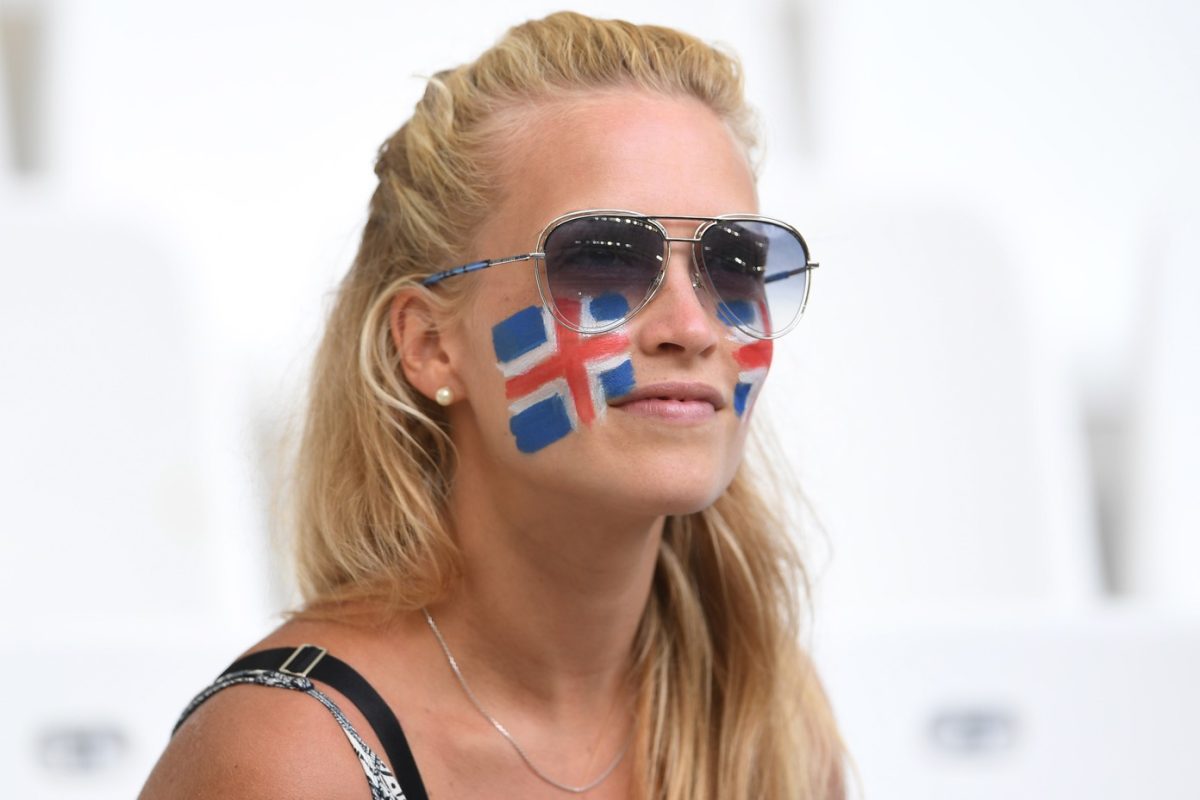 Galleria foto 'Euro 2016: la sfida tra sexy-tifose' - foto 18