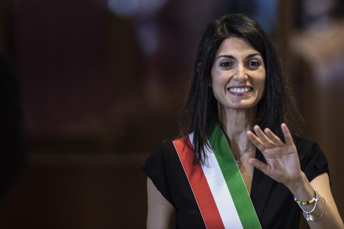 Galleria foto 'Virginia Raggi debutta in Campidoglio, ed è subito show' - foto 14