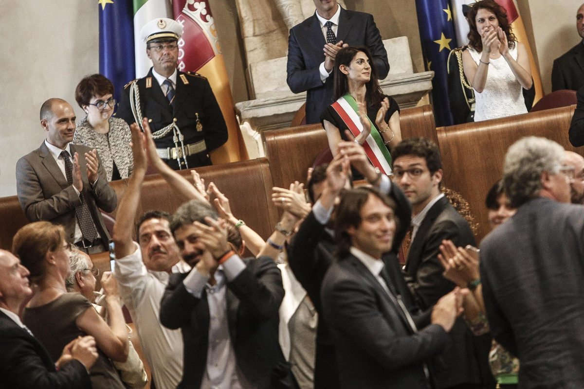 Galleria foto 'Virginia Raggi debutta in Campidoglio, ed è subito show' - foto 19