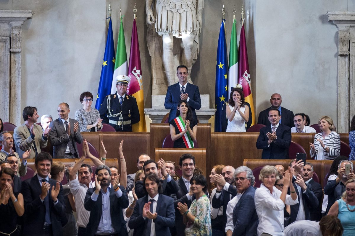 Galleria foto 'Virginia Raggi debutta in Campidoglio, ed è subito show' - foto 21