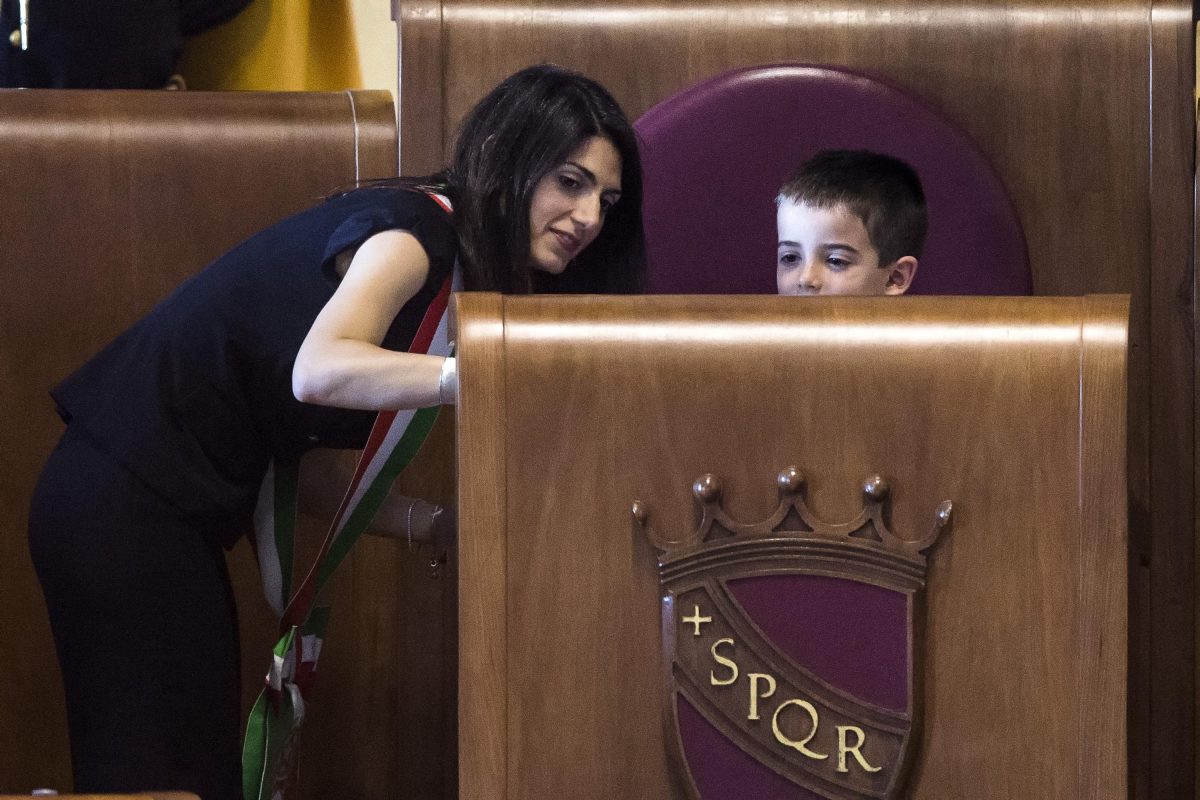 Galleria foto 'Virginia Raggi debutta in Campidoglio, ed è subito show' - foto 22