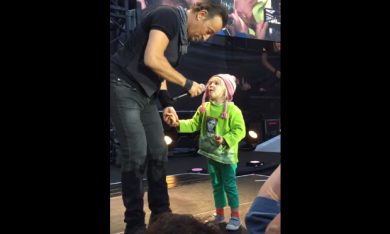 Bimba di 4 anni canta insieme a Bruce Springsteen