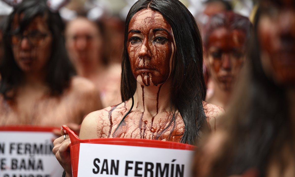 Pamplona, corpi “insanguinati” contro le corride Pamplona, corpi “insanguinati” contro le corride