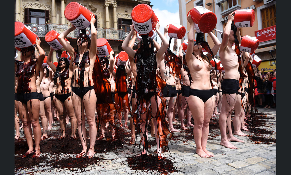 Pamplona, corpi “insanguinati” contro le corride Pamplona, corpi “insanguinati” contro le corride