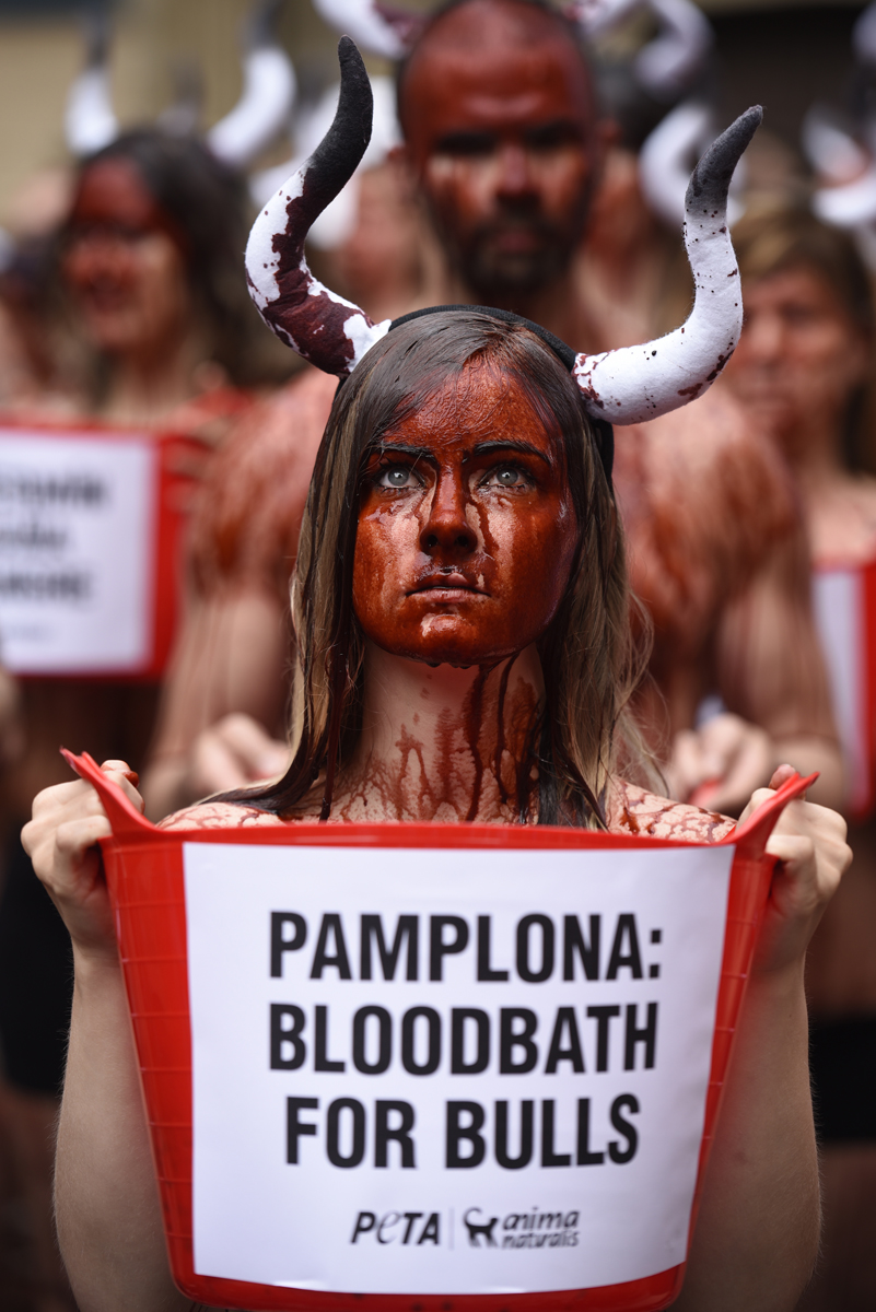 Pamplona, corpi “insanguinati” contro le corride Pamplona, corpi “insanguinati” contro le corride