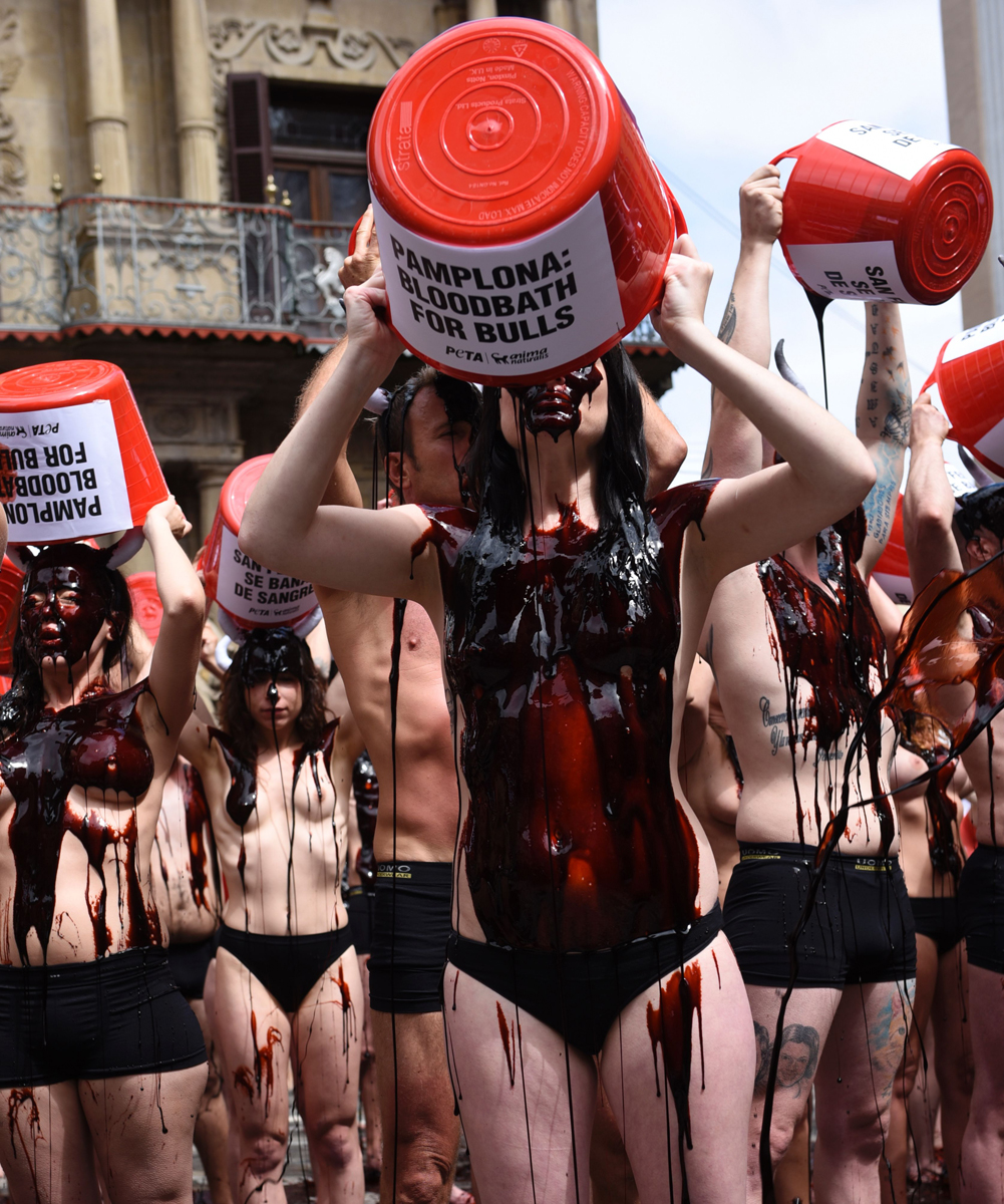 Pamplona, corpi “insanguinati” contro le corride Pamplona, corpi “insanguinati” contro le corride