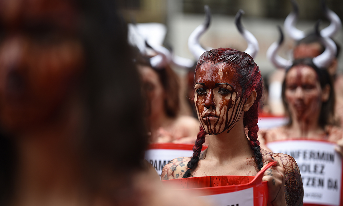 Pamplona, corpi “insanguinati” contro le corride Pamplona, corpi “insanguinati” contro le corride