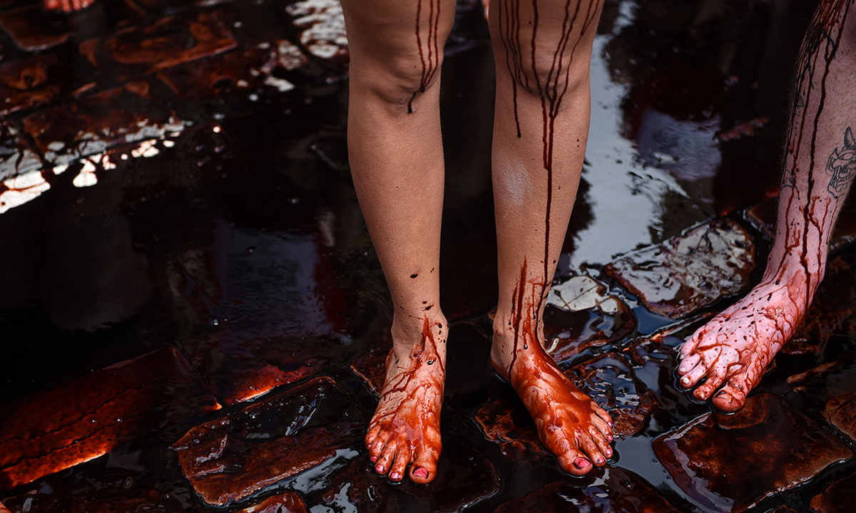 Pamplona, corpi “insanguinati” contro le corride Pamplona, corpi “insanguinati” contro le corride