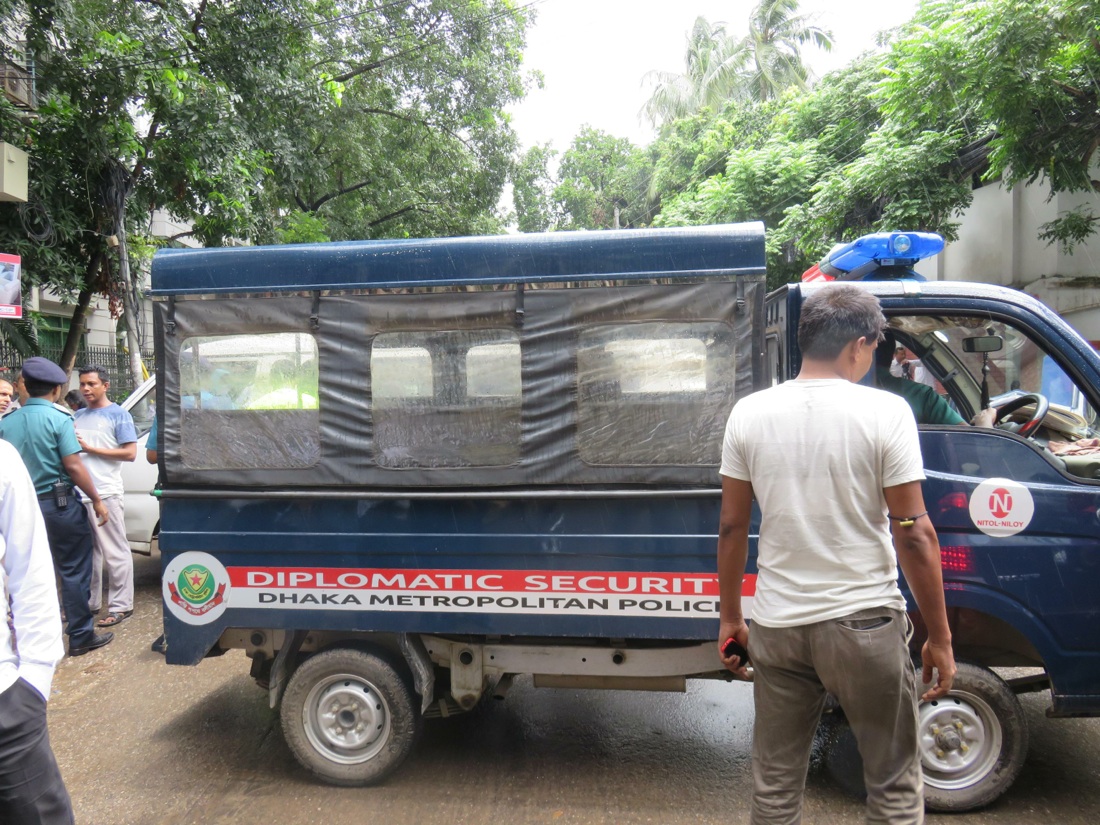 Bangladesh, l’Isis a Dacca ha fatto la sua strage – Foto e Video