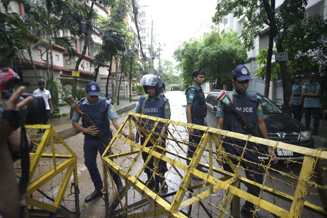 Bangladesh, l’Isis a Dacca ha fatto la sua strage – Foto e Video