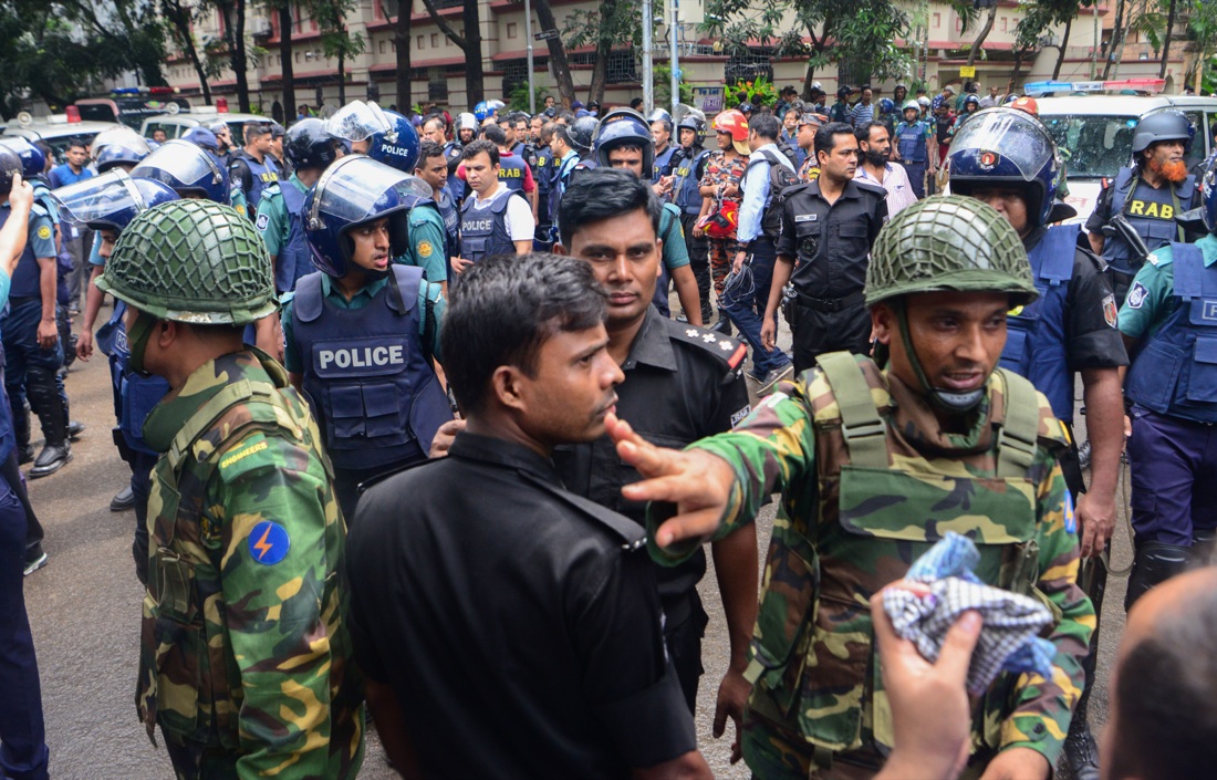 Bangladesh, l’Isis a Dacca ha fatto la sua strage – Foto e Video