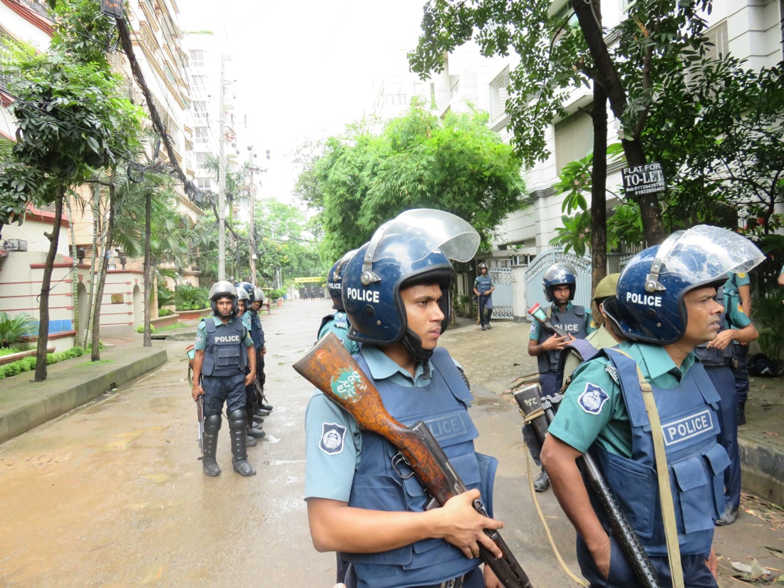 Bangladesh, l’Isis a Dacca ha fatto la sua strage – Foto e Video