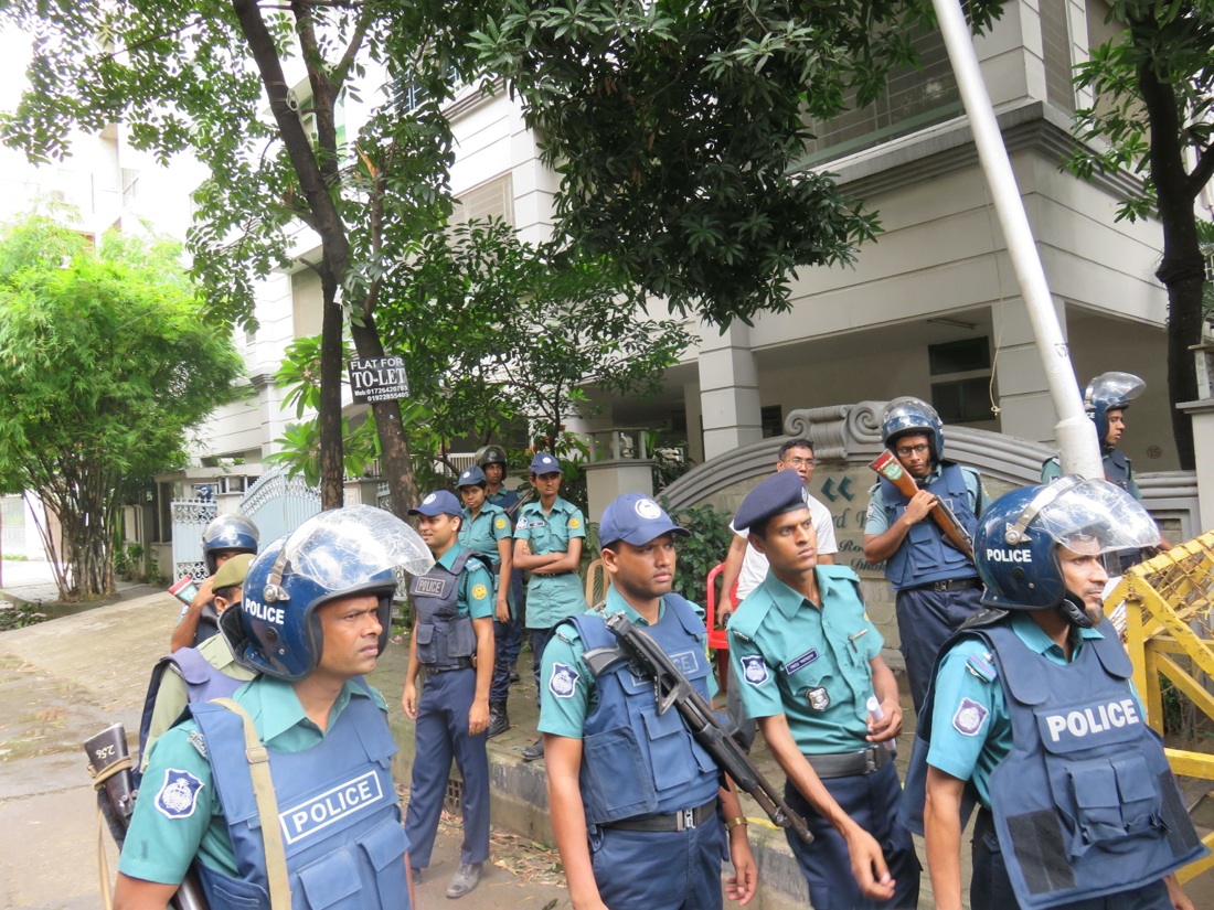 Bangladesh, l’Isis a Dacca ha fatto la sua strage – Foto e Video