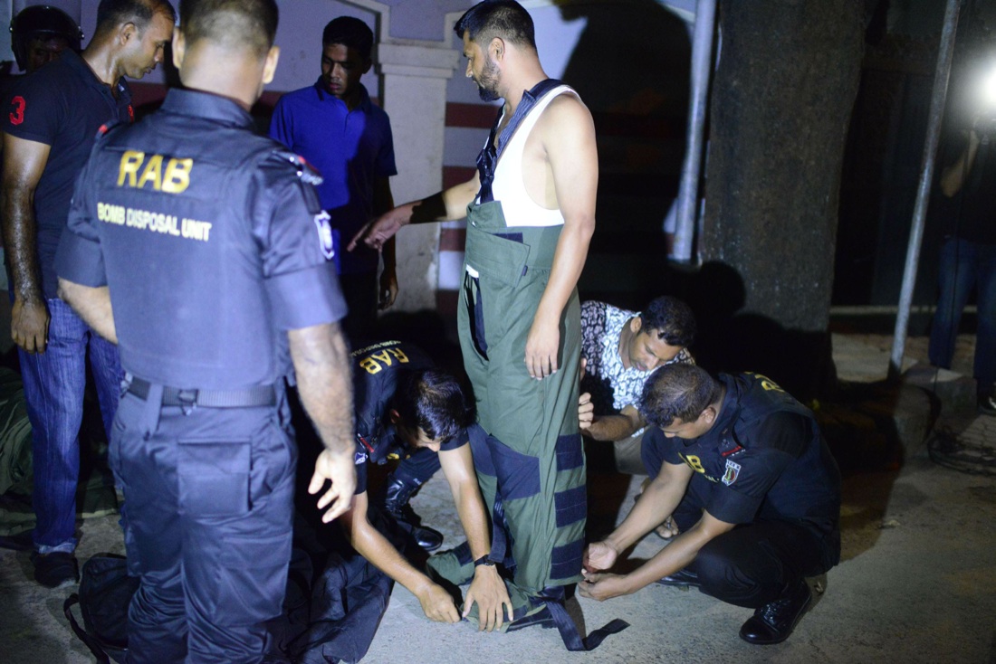 Bangladesh, l’Isis a Dacca ha fatto la sua strage – Foto e Video