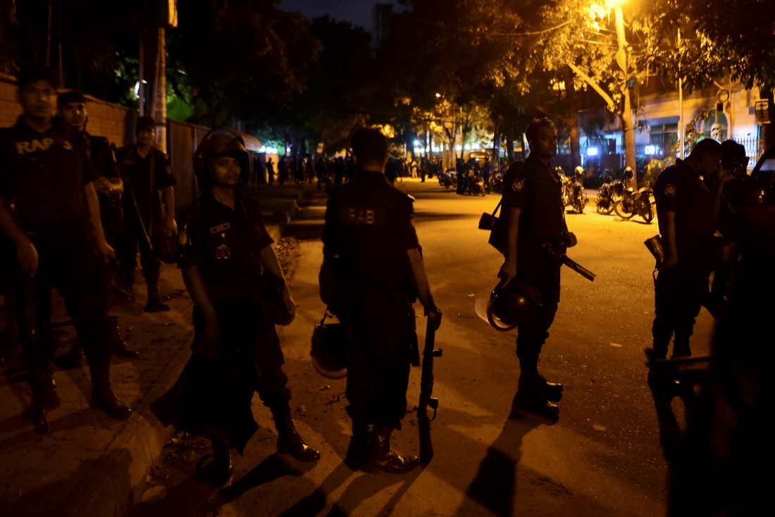 Bangladesh, l’Isis a Dacca ha fatto la sua strage – Foto e Video