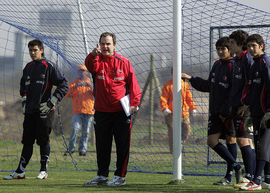 Chi è Marcelo Bielsa, il “Loco” che fa sognare (e impazzire) la Lazio Chi è Marcelo Bielsa, il “Loco” che fa sognare (e impazzire) la Lazio