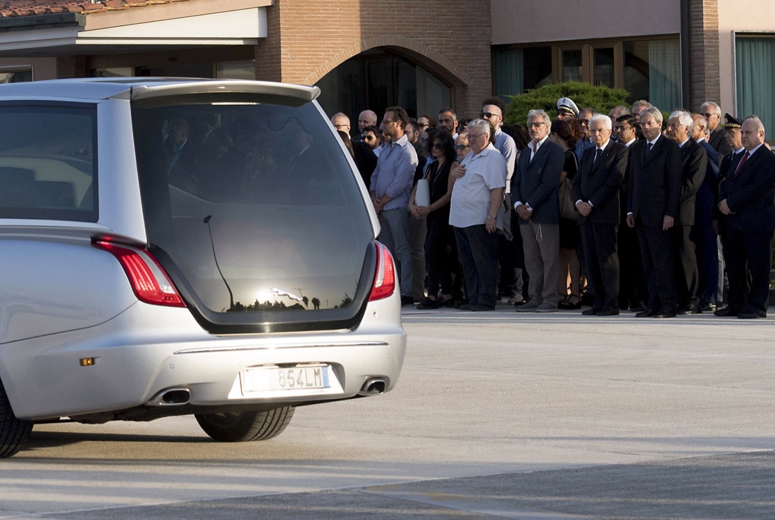 Isis, il nuovo video shock in Bangladesh: “Non smetteremo di uccidere i crociati” Isis, il nuovo video shock in Bangladesh: “Non smetteremo di uccidere i crociati”