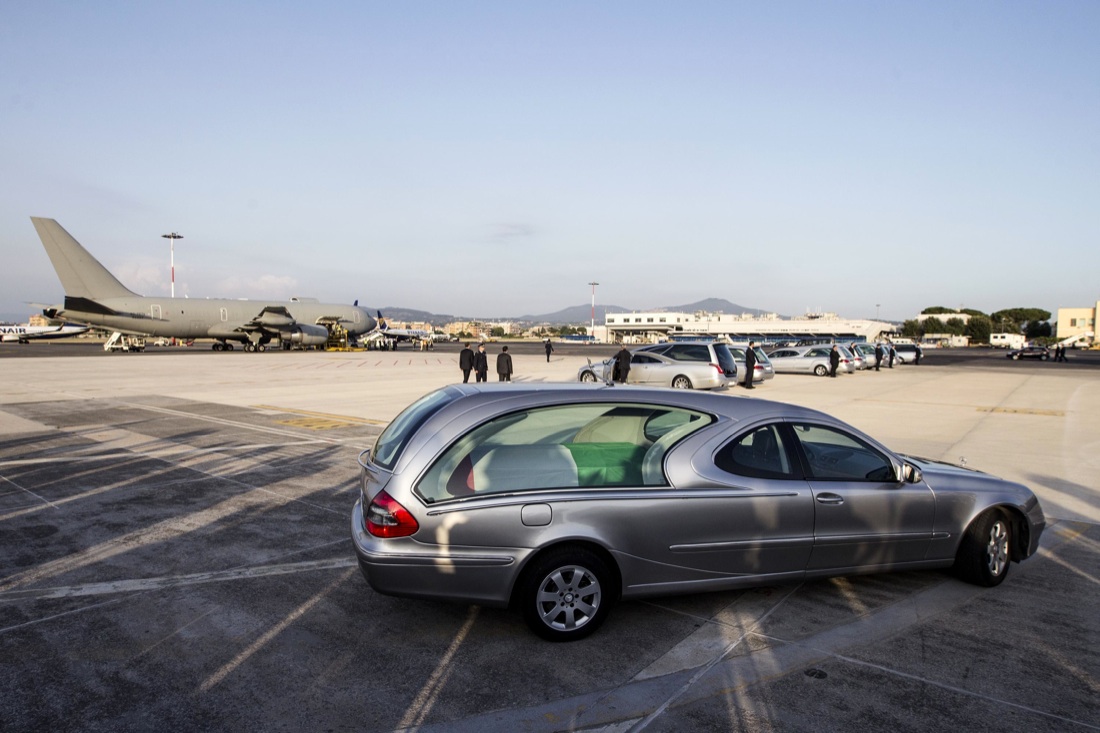 Isis, il nuovo video shock in Bangladesh: “Non smetteremo di uccidere i crociati” Isis, il nuovo video shock in Bangladesh: “Non smetteremo di uccidere i crociati”