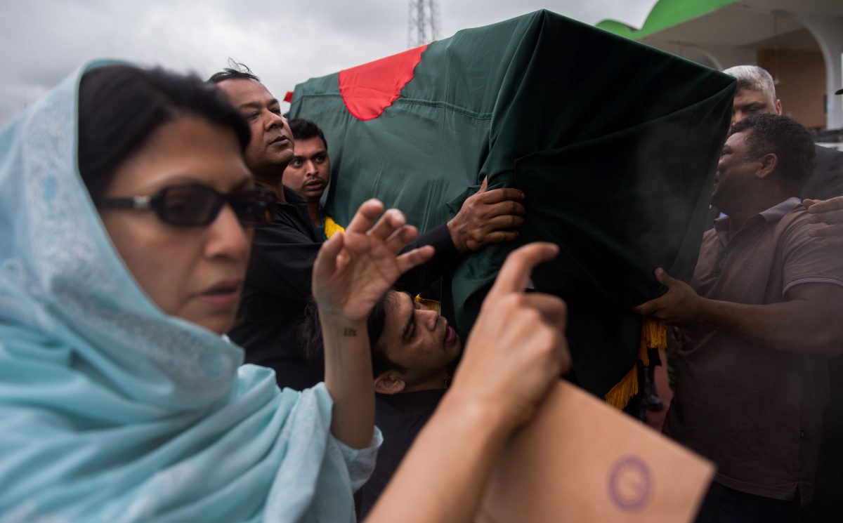 Isis, il nuovo video shock in Bangladesh: “Non smetteremo di uccidere i crociati” Isis, il nuovo video shock in Bangladesh: “Non smetteremo di uccidere i crociati”