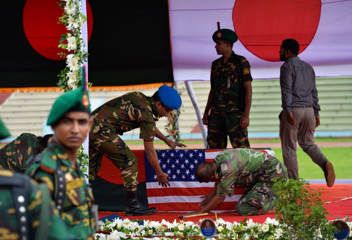 Isis, il nuovo video shock in Bangladesh: “Non smetteremo di uccidere i crociati” Isis, il nuovo video shock in Bangladesh: “Non smetteremo di uccidere i crociati”